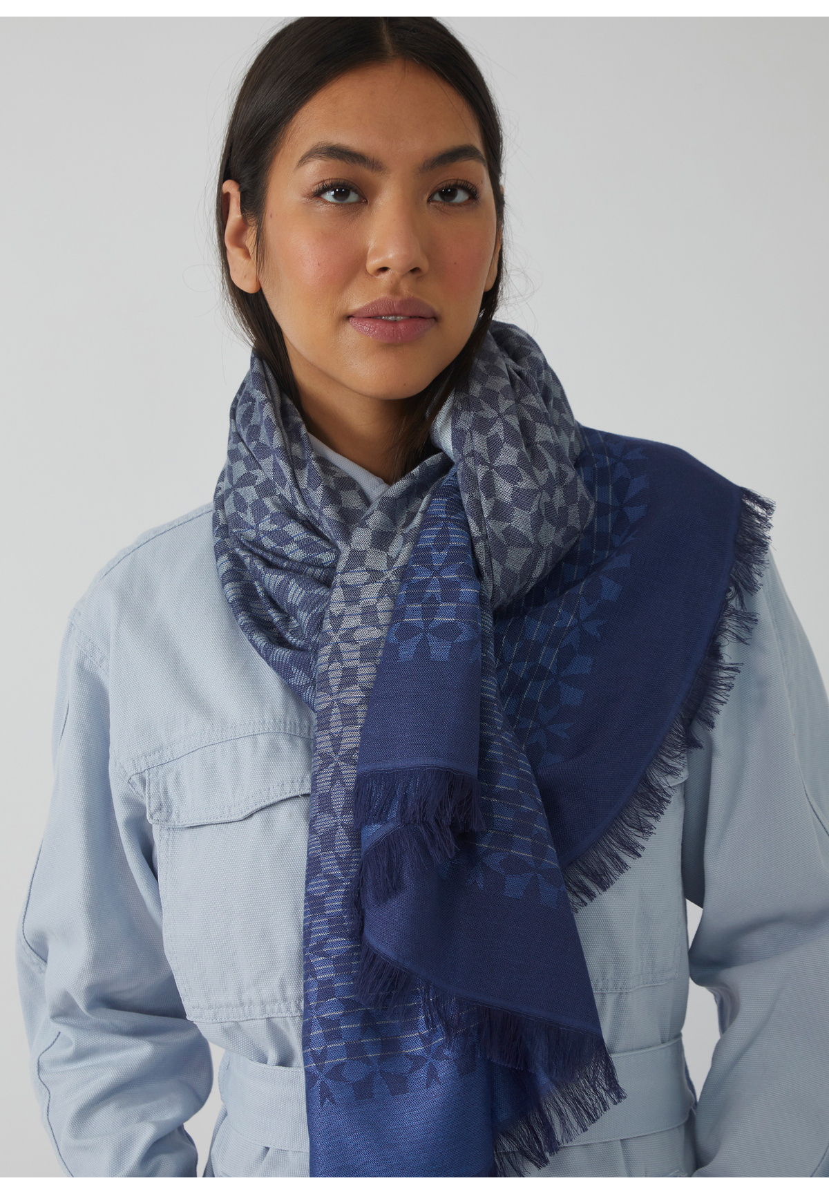 Schal mit gewebtem Jacquard-Muster und feinem Degrade-Effekt in Blau |  Codello